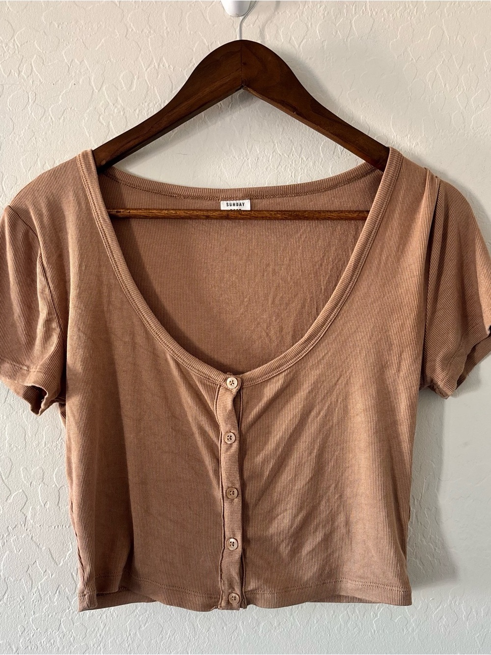 Sunday Best by Aritzia Women’s Ribbed Henley Crop Top Beige/Tan Size Medium